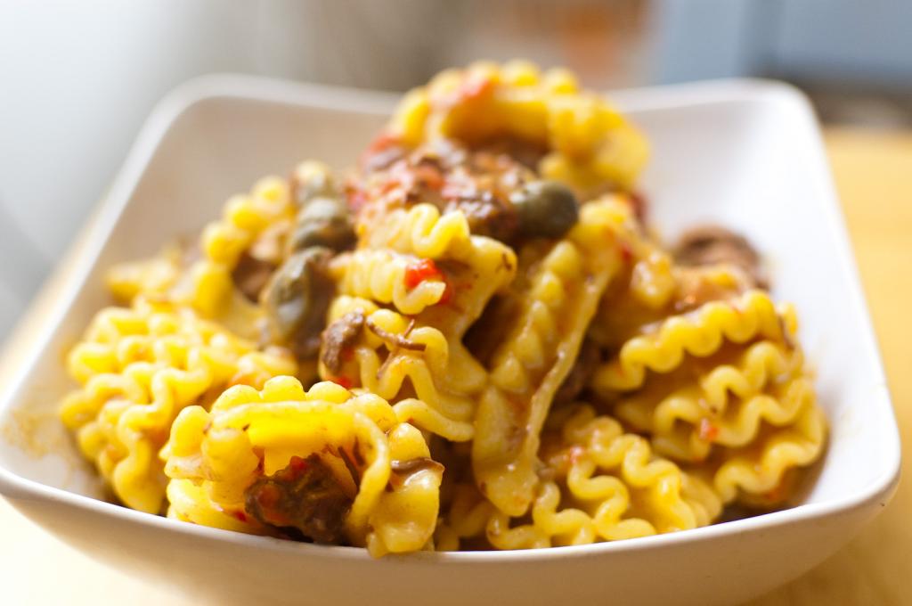 makaron z sosem z gulaszu