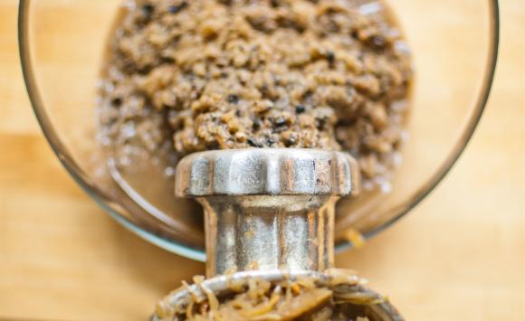 mielenie kapusty i grzybów na farsz mielenie kapusty i grzybów na farsz