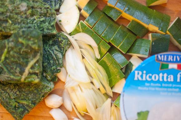 pokrojone składniki na quiche szpinakową z cheddarem