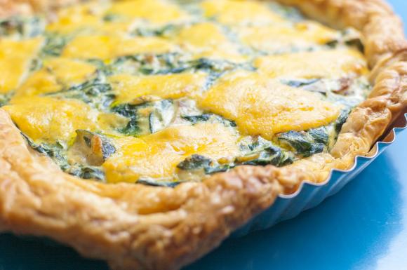 upieczona quiche szpinakowa z cheddarem