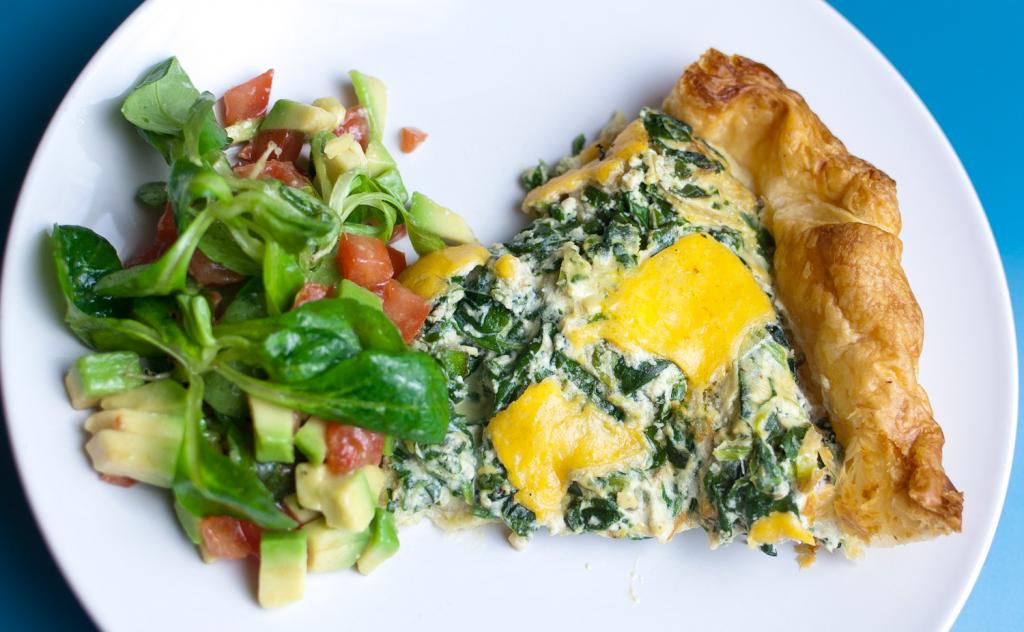 Quiche ze szpinakiem i cheddarem z sałatką z awokado