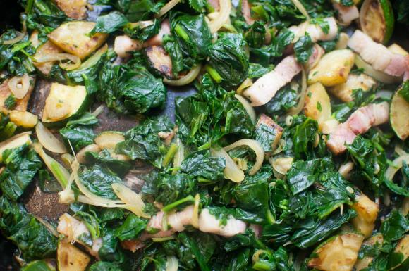 smażony szpinak z cukinią i czosnkiem