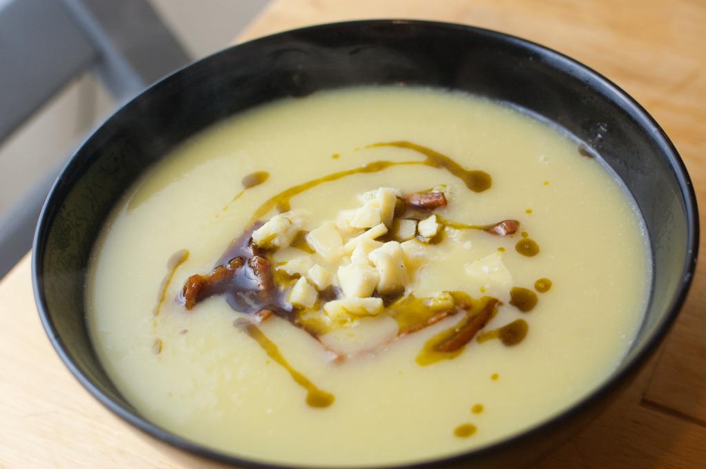 Krem porowo–ziemniaczany z cheddarem i chorizo