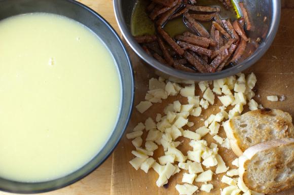 Krem porowo–ziemniaczany z cheddarem i chorizo