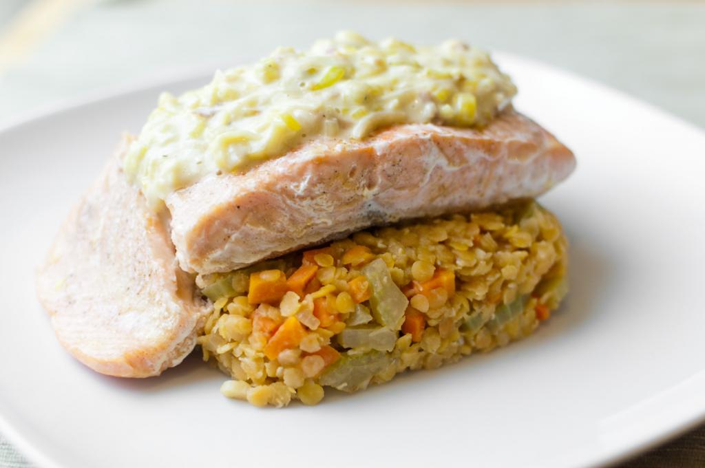 Pieczony łosoś z soczewicą i sosem porowo–cytrynowym