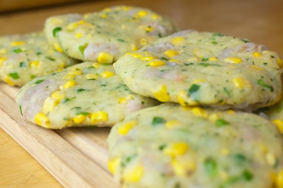 placki z krewetek i kukurydzy przed smażeniem