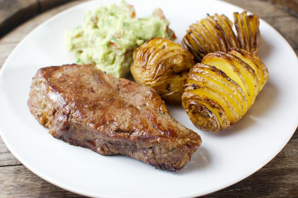 rostbef z pieczonymi ziemniakami i guacamole