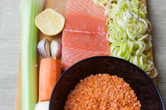 składniki na pieczonego łososia z soczewicą i sosem porowo–cytrynowym