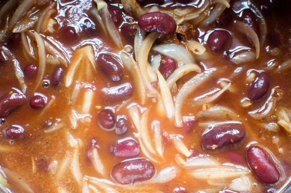 dip z czerwonej fasoli na patelni