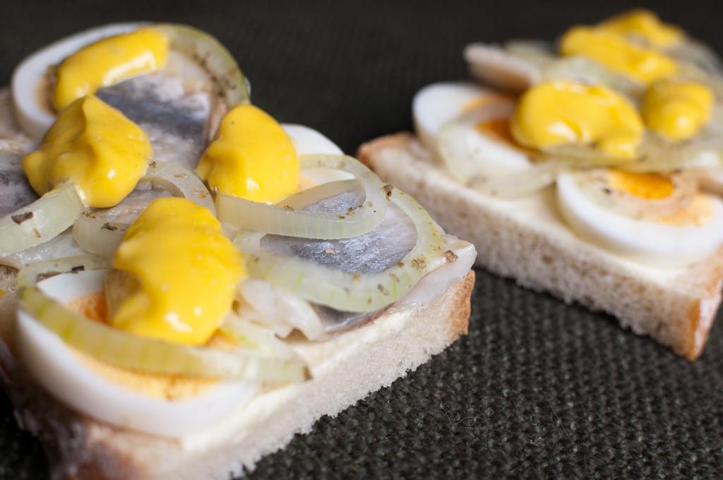 domowa kanapka ze śledziem