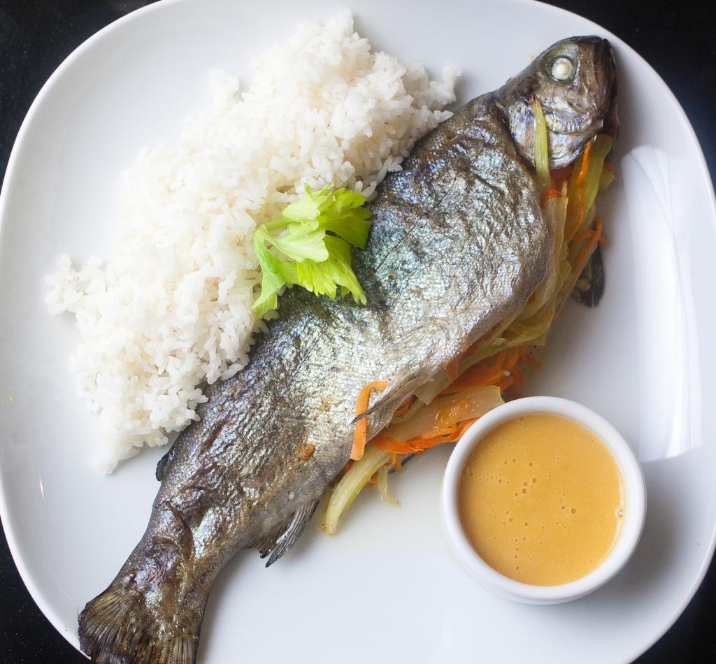 Pieczony pstrąg w sosie pomarańczowym