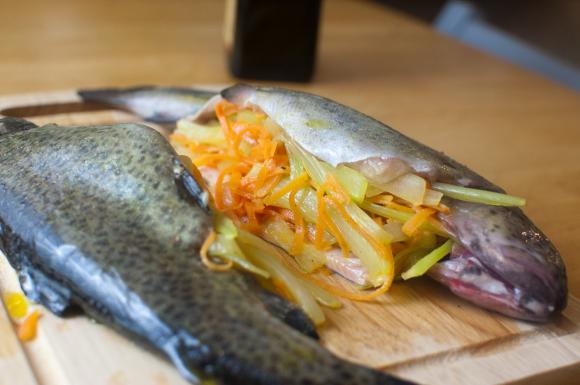 pstrąg nadziewany warzywami