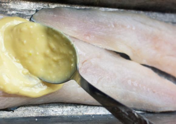smarowanie dorsza sosem aioli