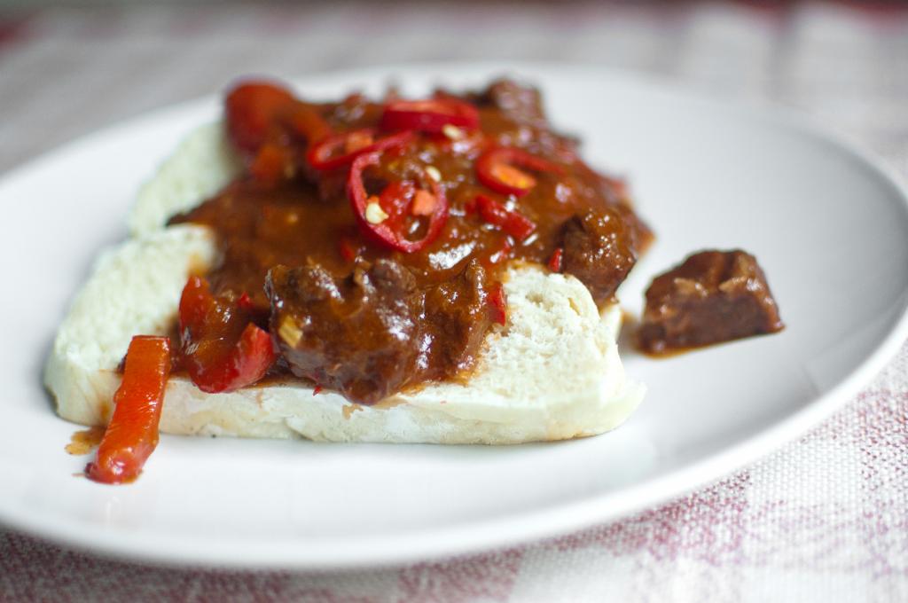 Gulasz na kwasie chlebowym z czeskim knedlem