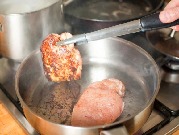 smażenie piersi kurczaka