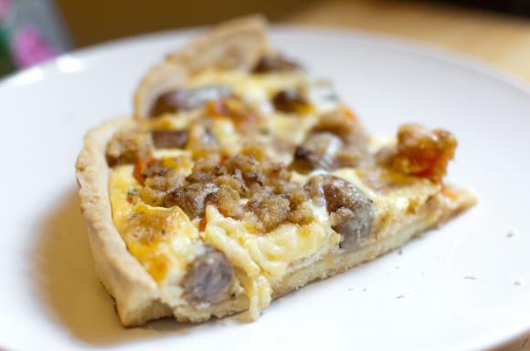 kawałek tarty z kiełbaskami