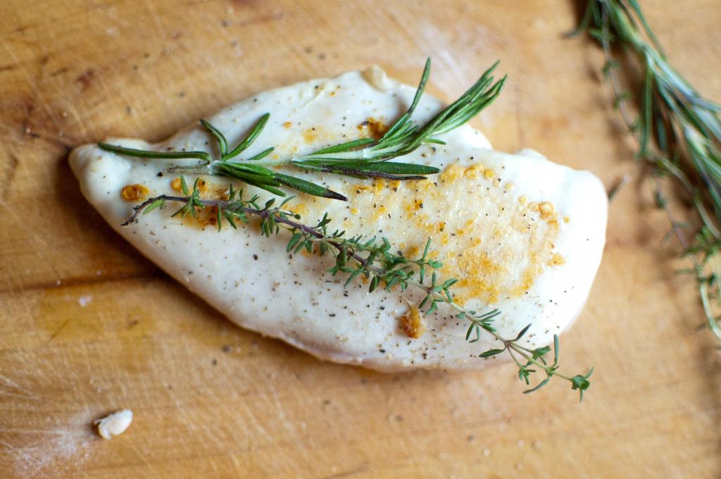 Soczysta ziołowa pierś z kurczaka