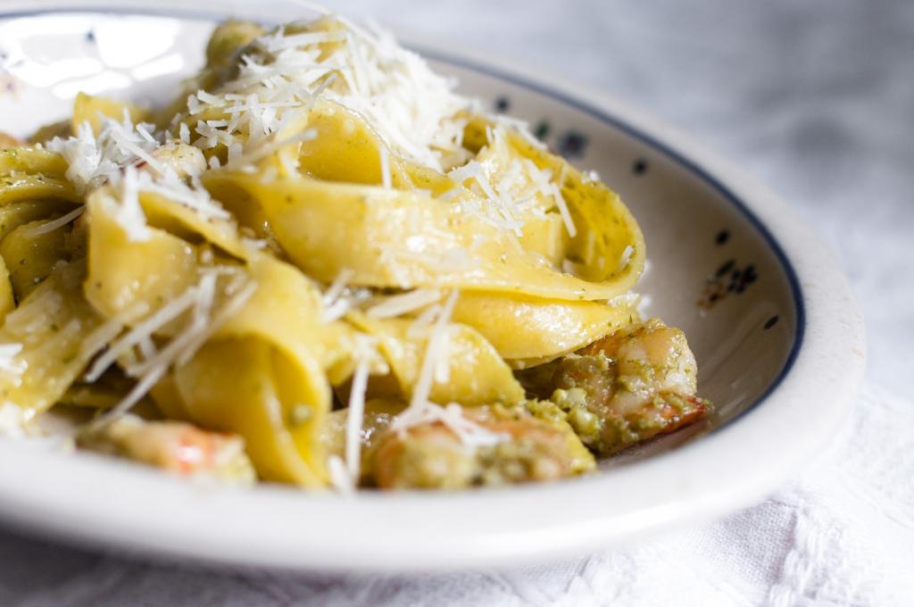 makaron z pesto i krewetkami