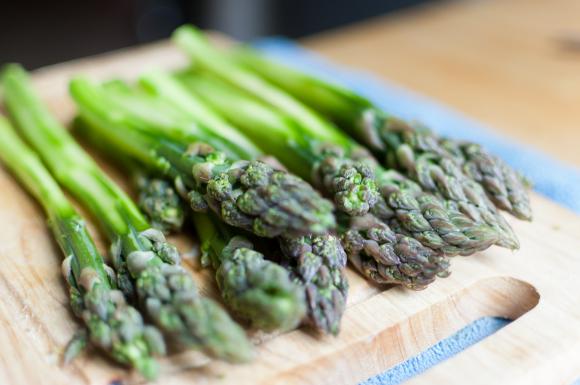 swieże szparagi