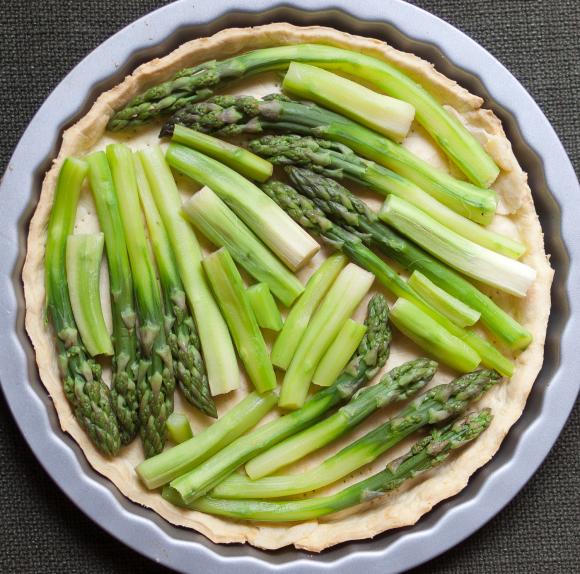 tarta ze szparagami przed pieczeniem