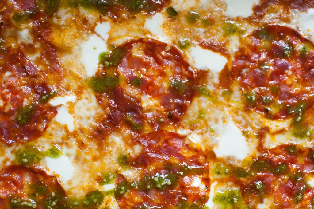 Pizza z ostrym salami i mascarpone