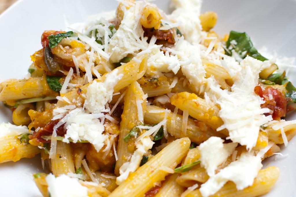 Penne z dynią i pieczonymi pomidorkami