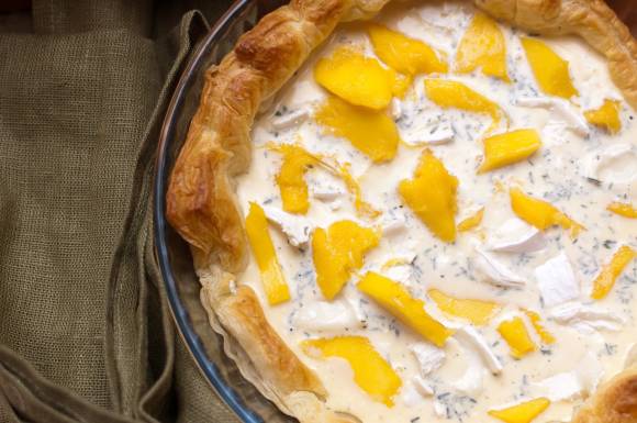 Tarta z mango i kozim serem przed upieczeniem
