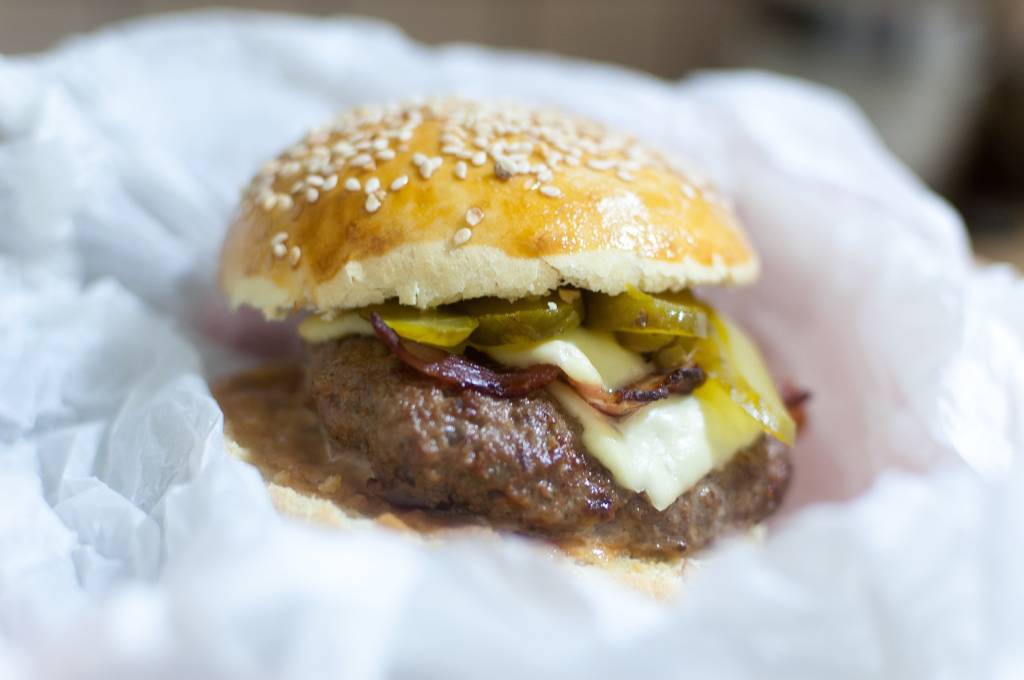 cheeseburger z ogórkiem kiszonym