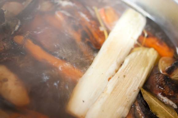gotujący się demi-glace