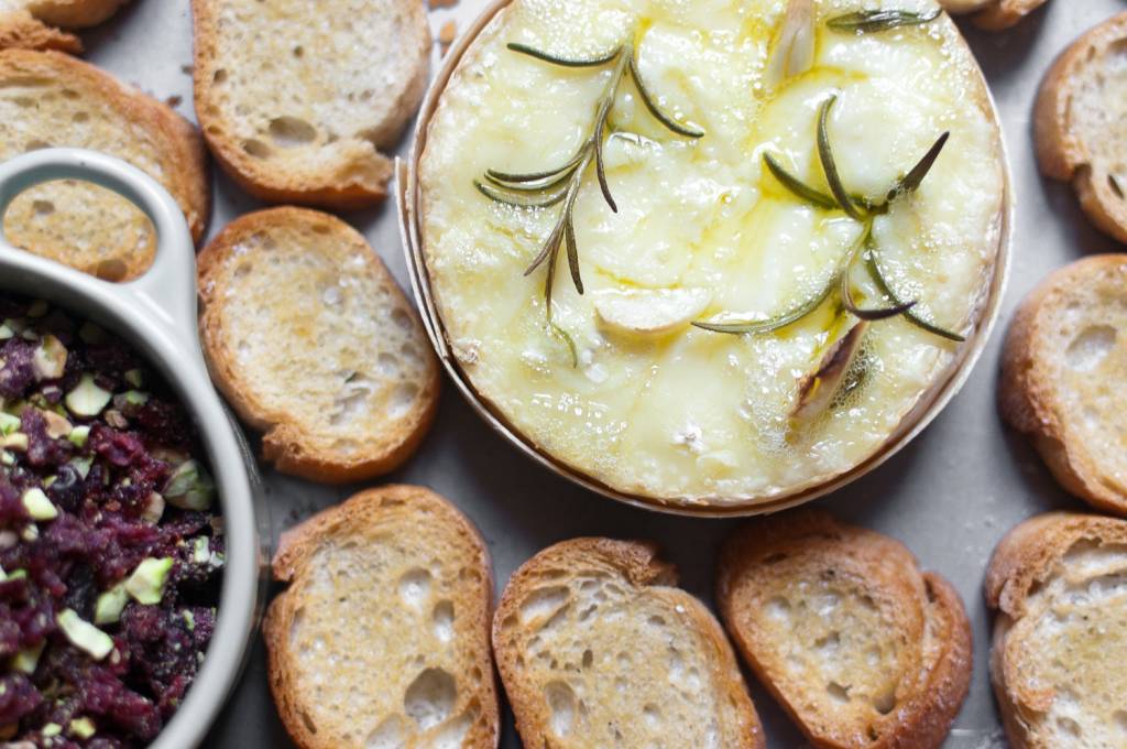 camembert-pieczony z żurawiną i orzechami