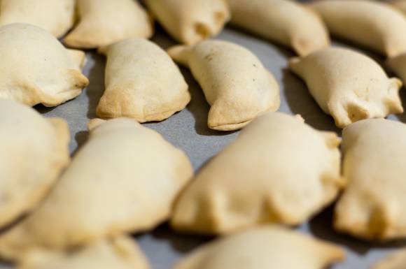 upieczone empanadas na blaszce