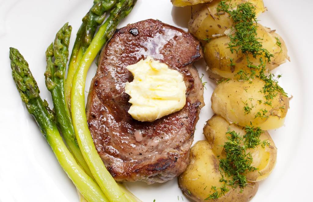 antrykot ze szparagami i młodymi ziemniakami