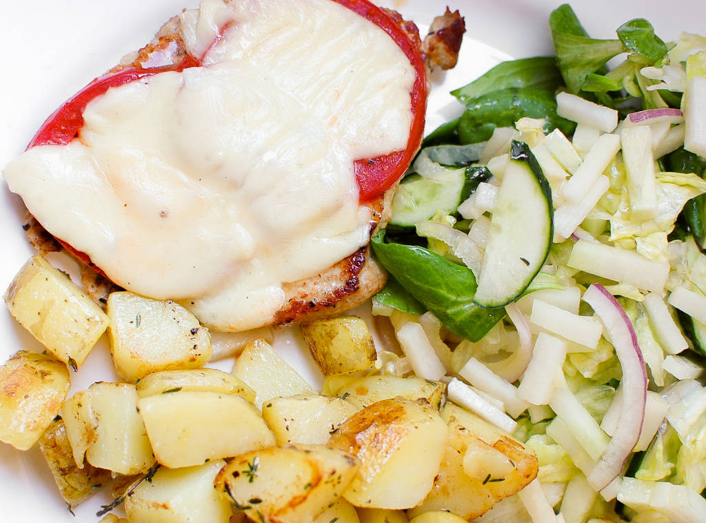 schab z mozzarella i pomidorami