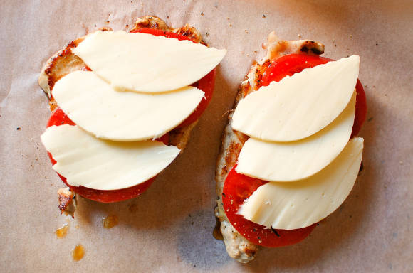 schab z mozzarella i pomidorami