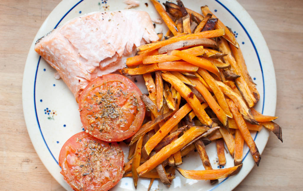 pieczony łosoś z batatami