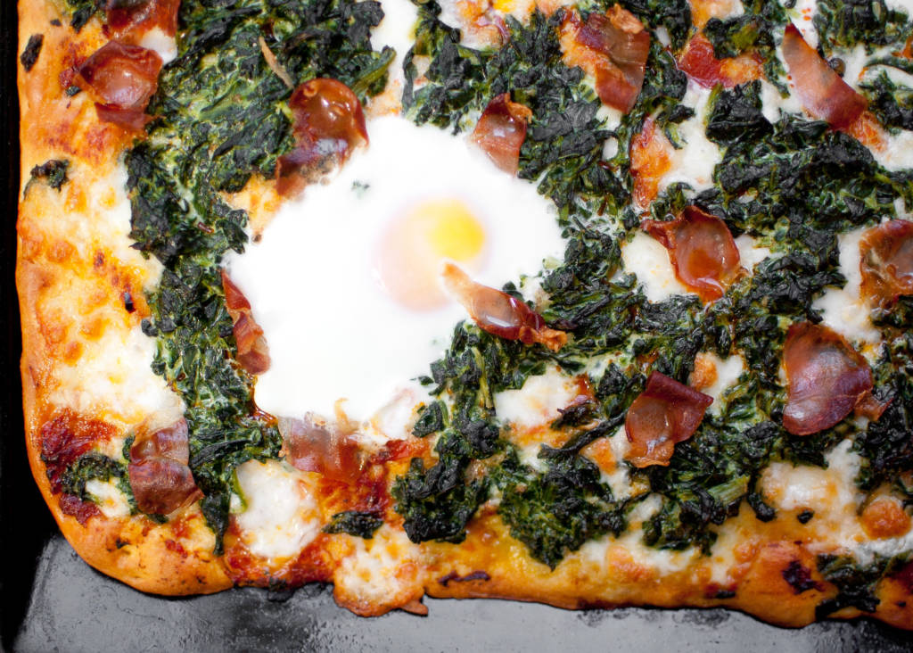 pizza ze szpinakiem, jajkiem i speckiem