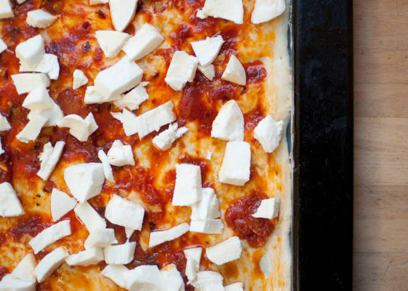 pizza ze szpinakiem, jajkiem i speckiem