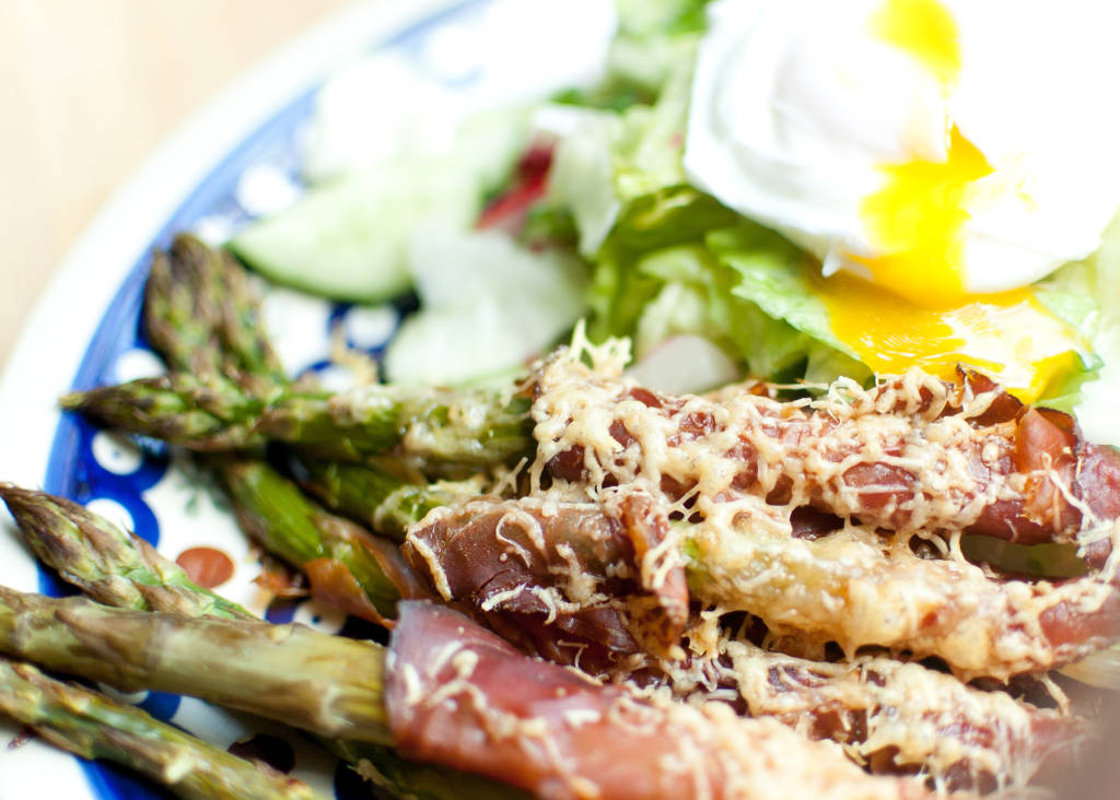 pieczone szparagi zawijane w szynce dojrzewającej